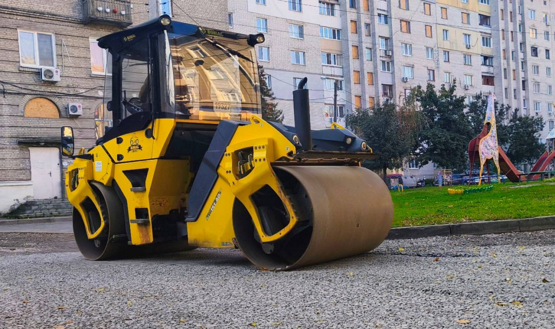 Комунальні роботи у дворі
