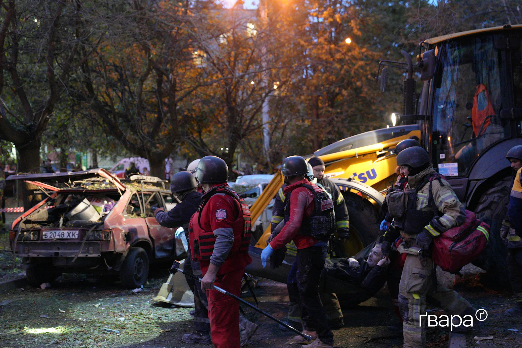 Руйнування фасаду й під’їзду після влучання КАБу в Салтівському районі