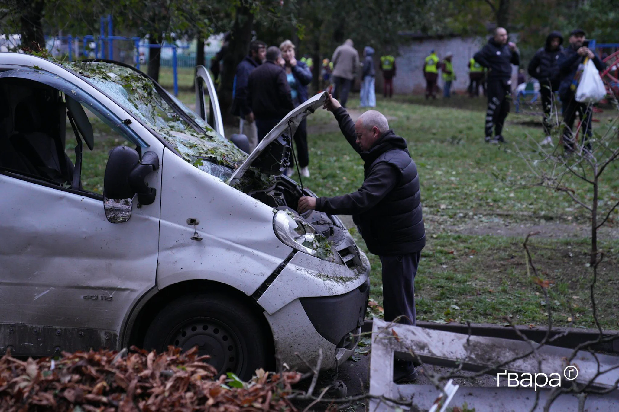 Наслідки обстрілу в Салтівському районі — пошкодження вхідної частини будинку