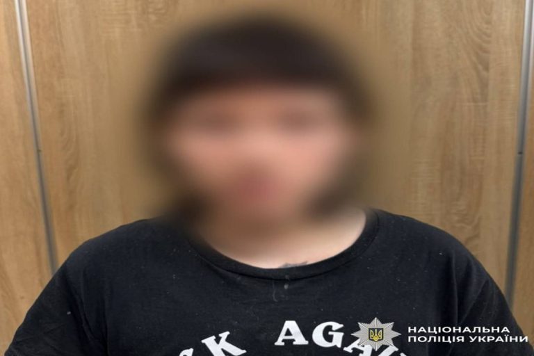 У Харкові дівчина ножем напала на незнайомця