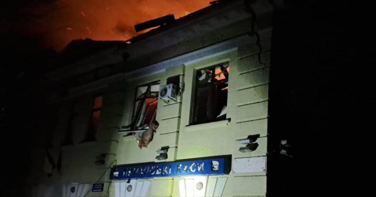 Російські війська завдали удару по вокзалу та житловим будинкам на Харківщині — із завалів вилучили тіло