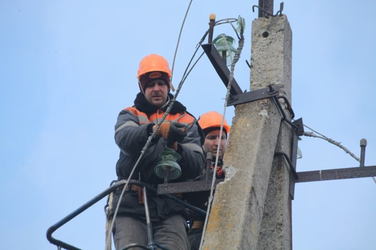 Через обстріли в Ізюмі частково припинено подачу світла та води