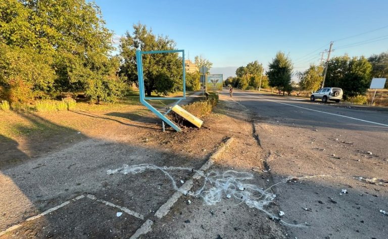 На Харківщині FPV-дрон влучив у зупинку з людьми (відео)