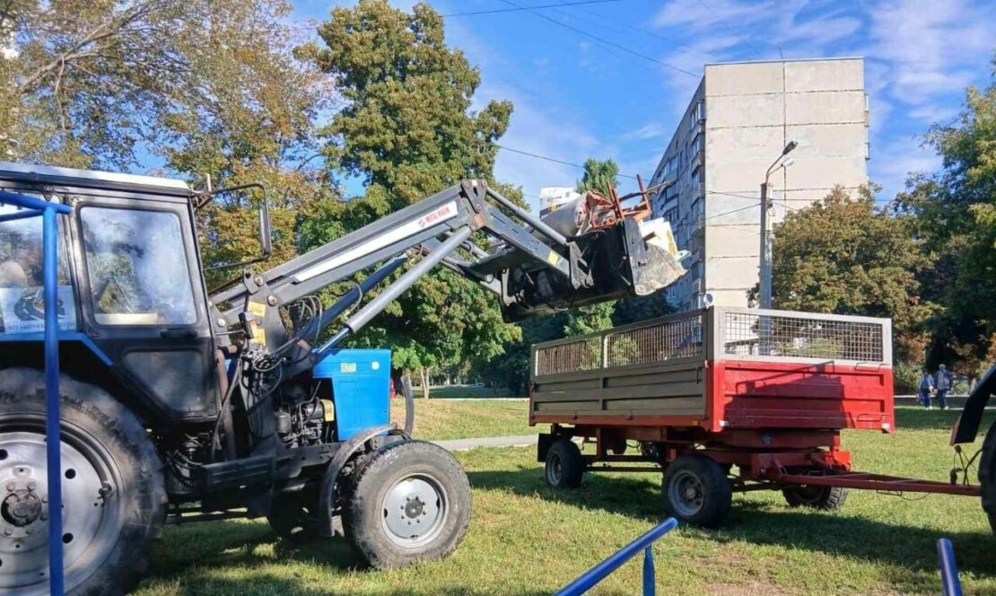 Комунальні бригади під час прибирання вуличної території