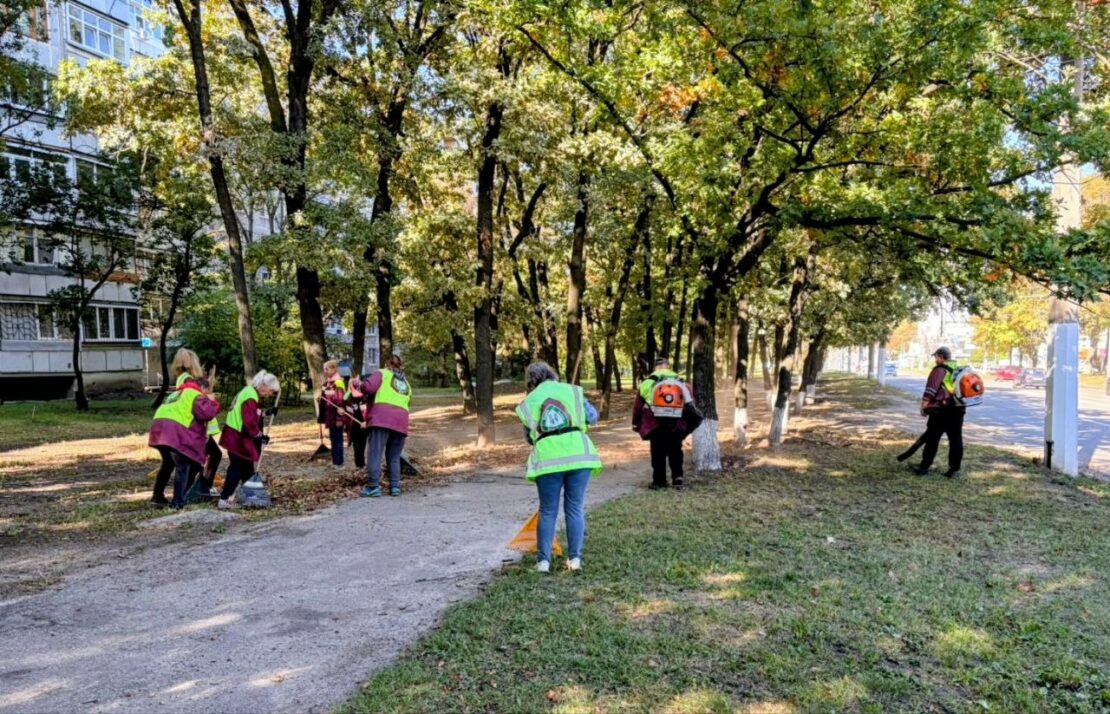 Обладнання та працівники під час вивезення великогабаритного сміття
