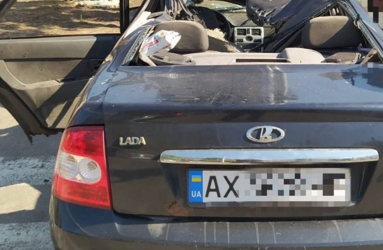 На Харківщині російський FPV-дрон влучив у автомобіль, поранено літнього чоловіка