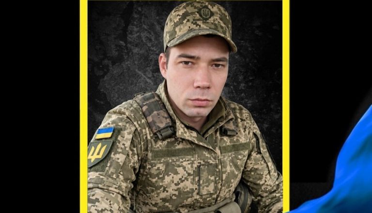 У громаді повідомили про загибель військового внаслідок удару по приміському поїзду на Харківщині
