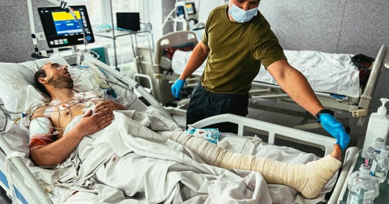 У Харкові хірурги після 8-годинної операції врятували ногу піхотинцю