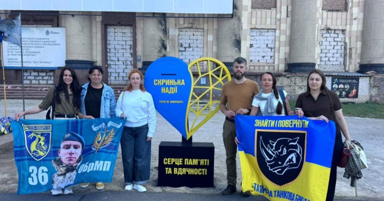 У Харкові відкрили скриньку надії й дзеркала пам’яті — пишуть листи полоненим і вшановують загиблих