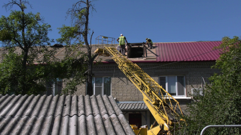 У Харкові відновлюють дахи житлових будинків для захисту від будь-яких опадів