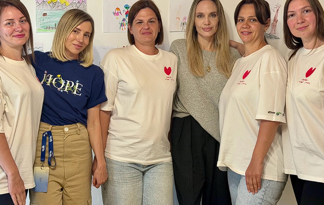 Анджеліна Джолі поділилася враженнями від зустрічей з дітьми у підземних школах та студіях Харкова