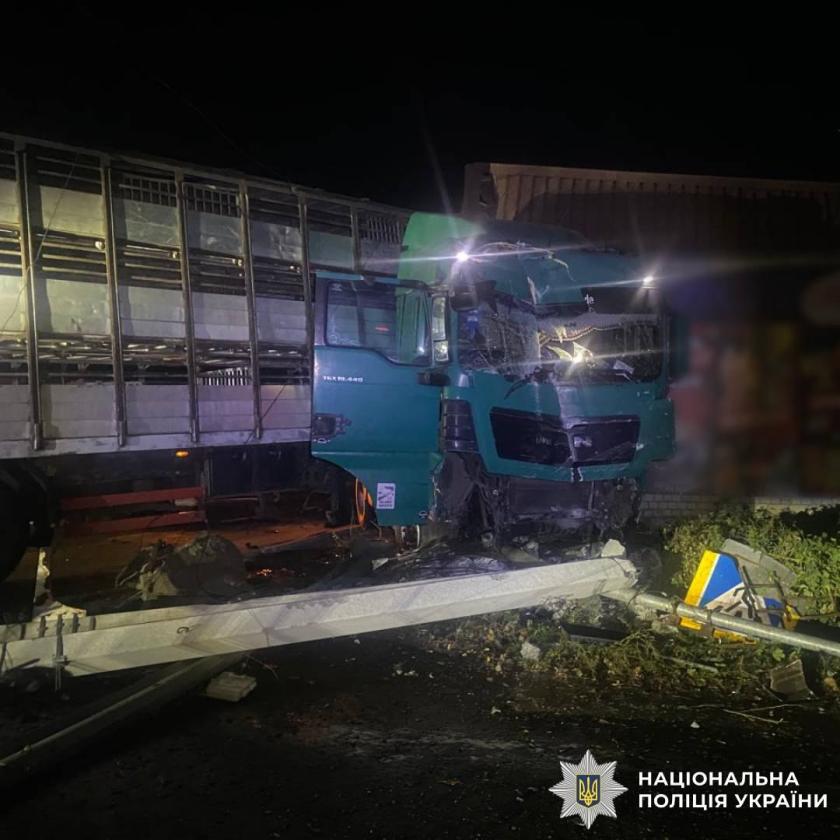 Наслідки зіткнення вантажівки та легковика