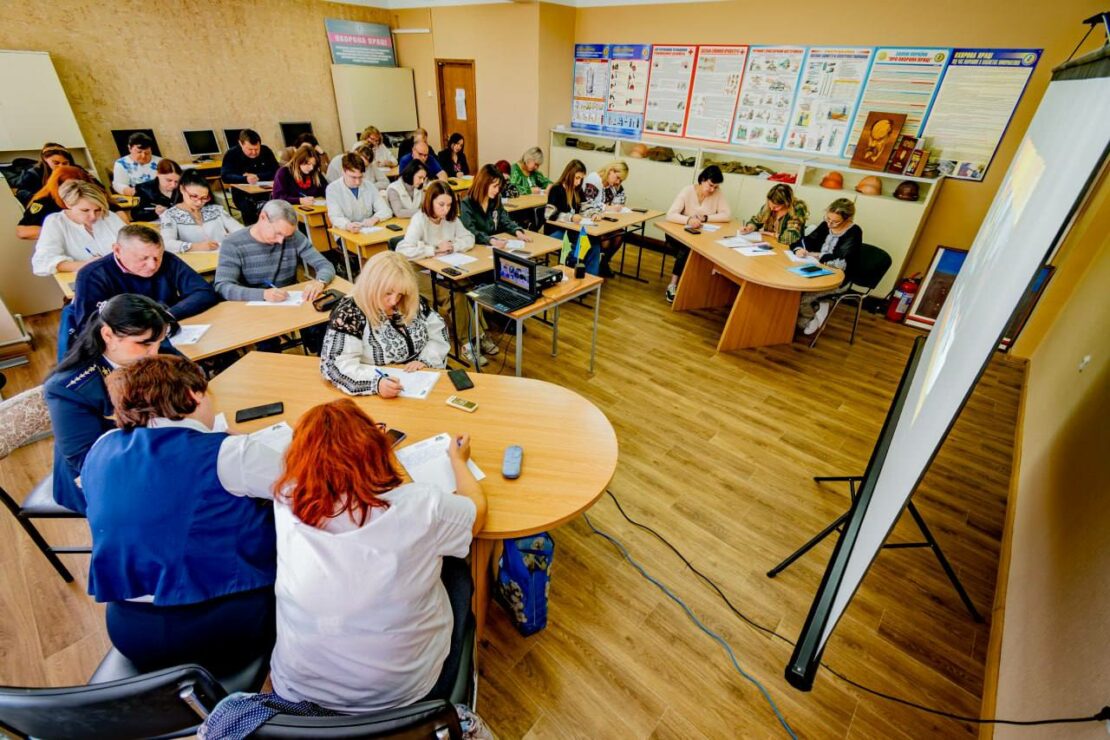 Працівники метро під час диктанту