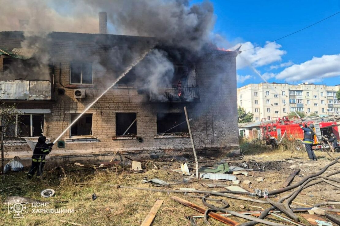 Пожежники ліквідовують пожежу в багатоповерхівці