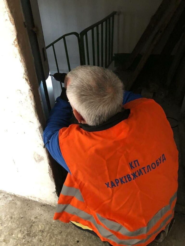 Комунальні бригади під час ремонту даху