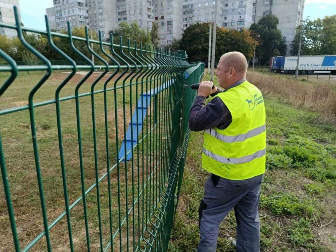 Хвіртка та обладнання на майданчику