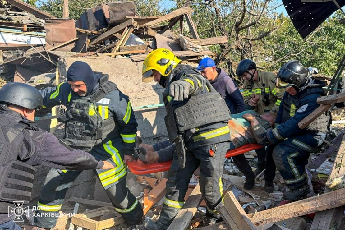 Наслідки обстрілу на вулиці міста