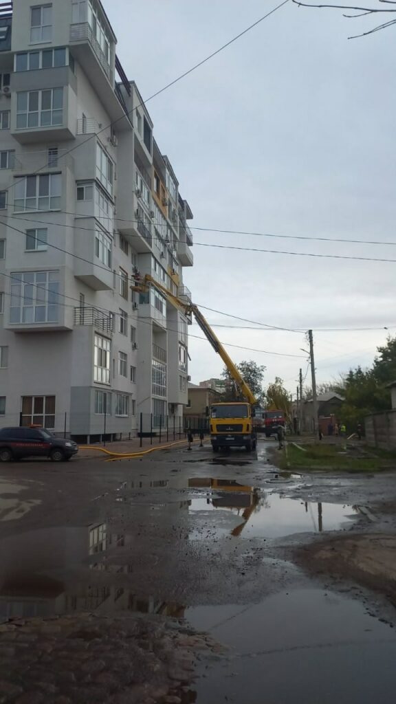 Пошкоджені вікна та фасад після обстрілу