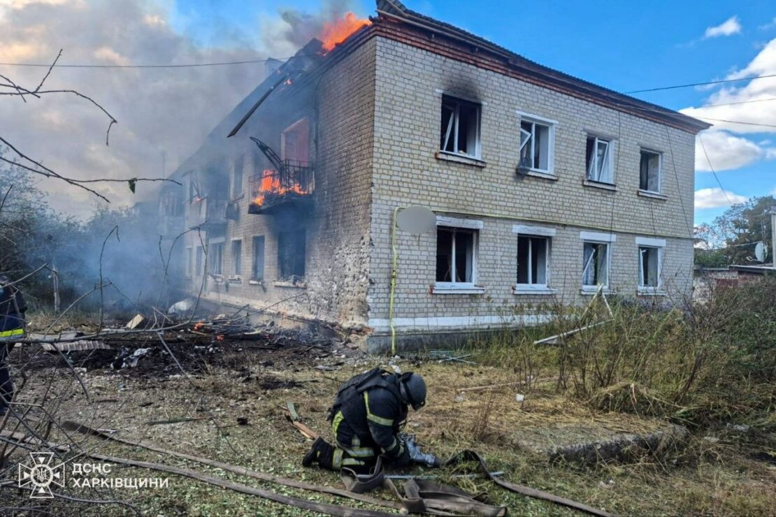 Пошкоджені фасади та вікна будинку після удару