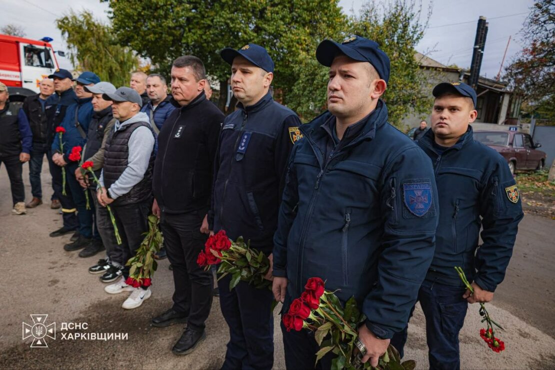 Покладання квітів під час церемонії