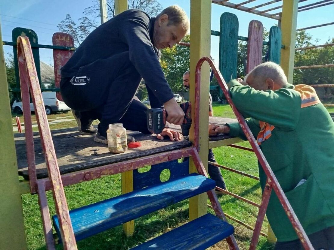Комунальники ремонтують дитячий майданчик