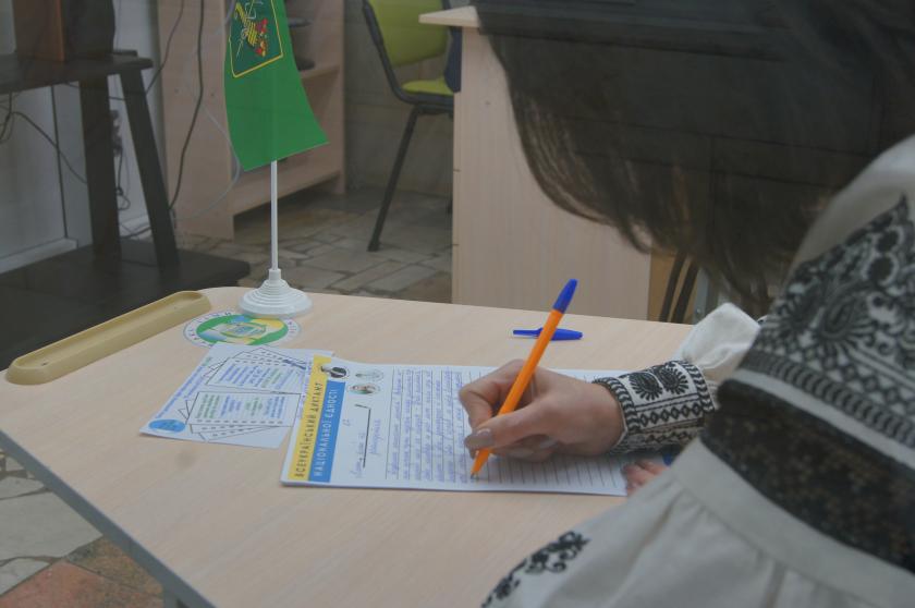 Тетяна Зірка пише Радіодиктант