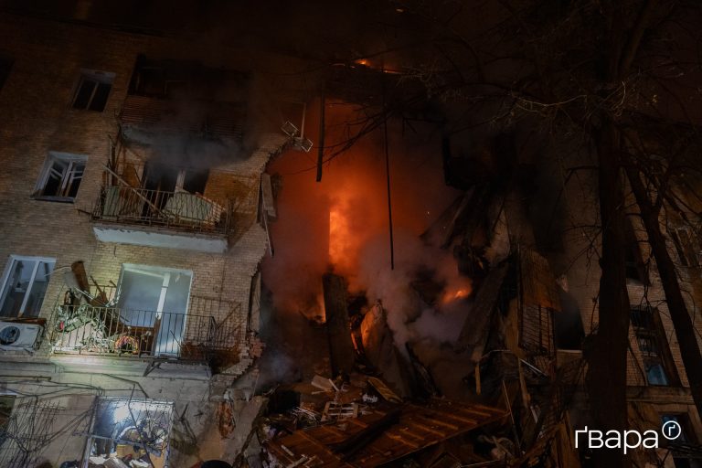 Двоє людей у важкому стані після російського обстрілу Холодногірського району Харкова