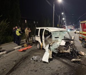 Двоє загинули в ДТП на проспекті Героїв Харкова після того, як Tesla виїхала на зустрічну смугу
