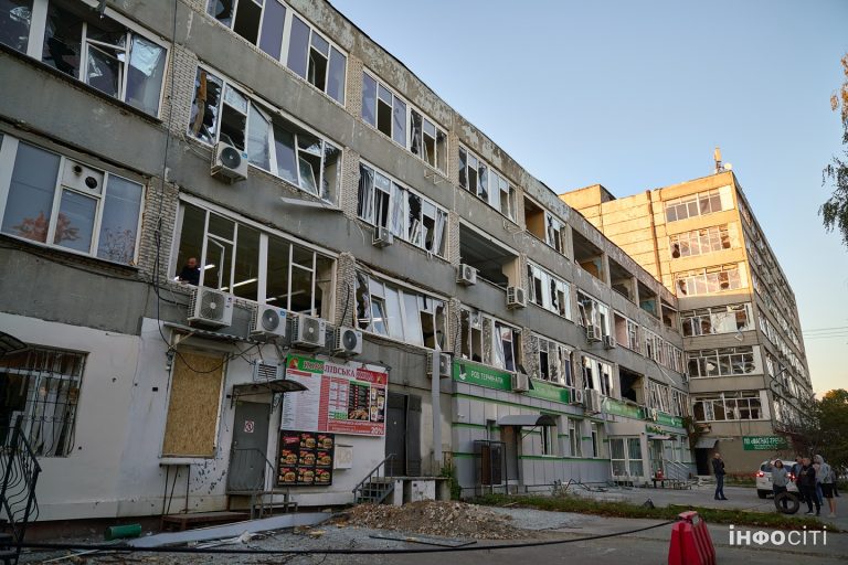 Фоторепортаж: у Харкові відновлюють місто після ворожих ударів