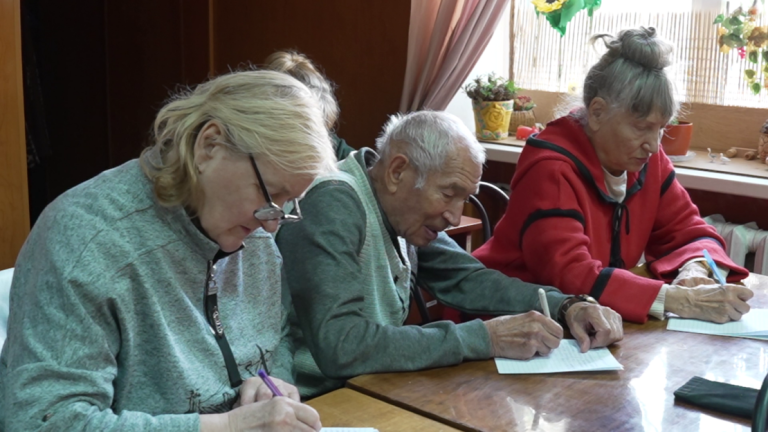 Мова України згуртувала учасників територіального центру в Харкові, які складали диктант у радіоефірі