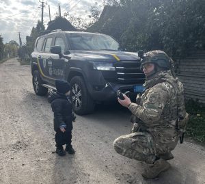 На Харківщині «Білі Янголи» евакуювали сім'ю з двома дітьми