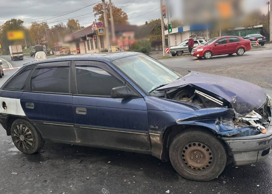 На околицях Харкова легковик врізався в фуру — в аварії загинули люди