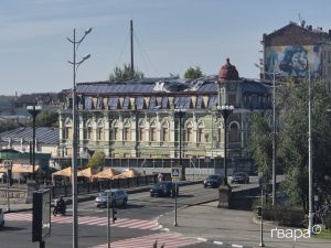 На покрівлі «зеленого будинку» в Харкові знову виявили розірване захисне накриття