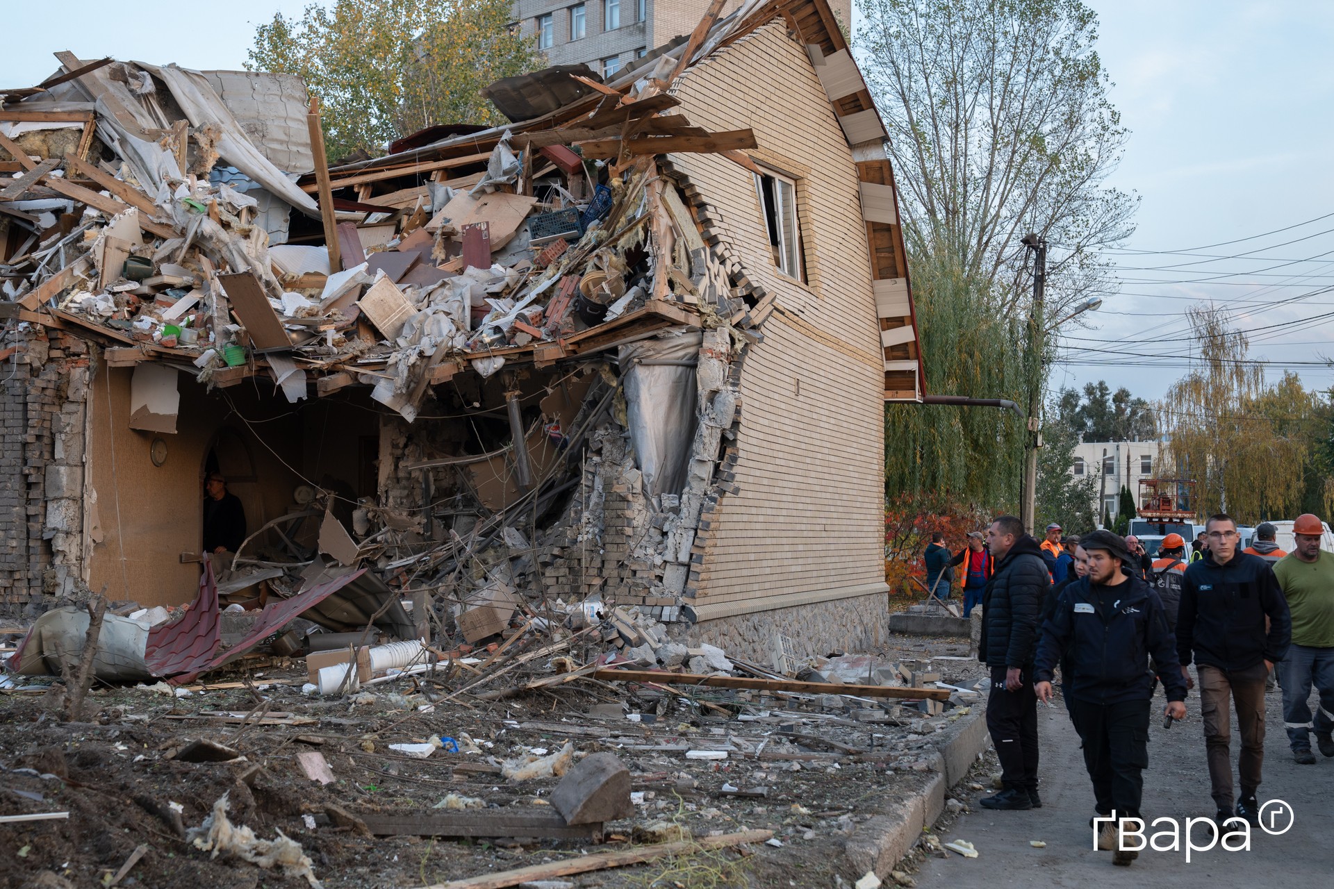 Окупанти влаштували залповий обстріл Новобаварського району Харкова реактивними системами — дев’ятеро поранених (фото)