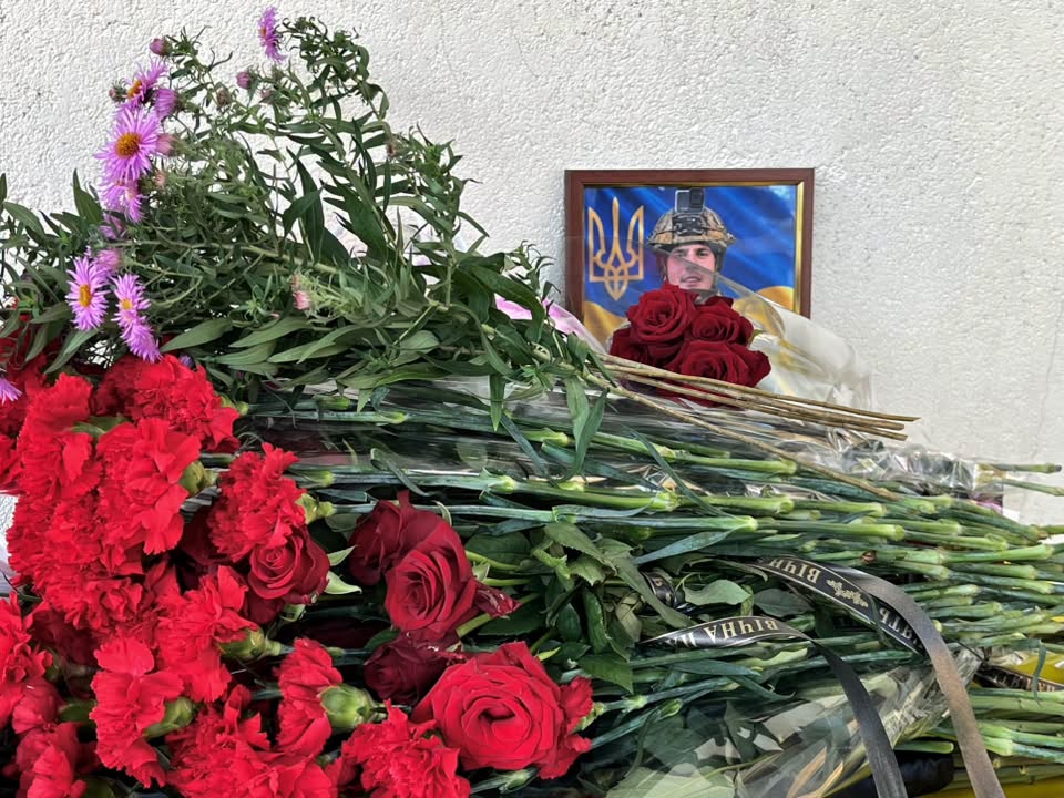 Пам’ять бійця «Фрайкору» Олександра Фурманенка увіковічнили меморіальною дошкою в Харкові
