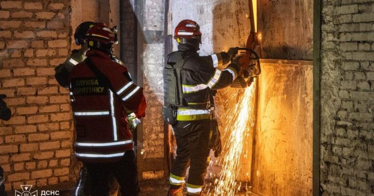 Під Харковом згорів великий склад — опубліковано шокуючі фото