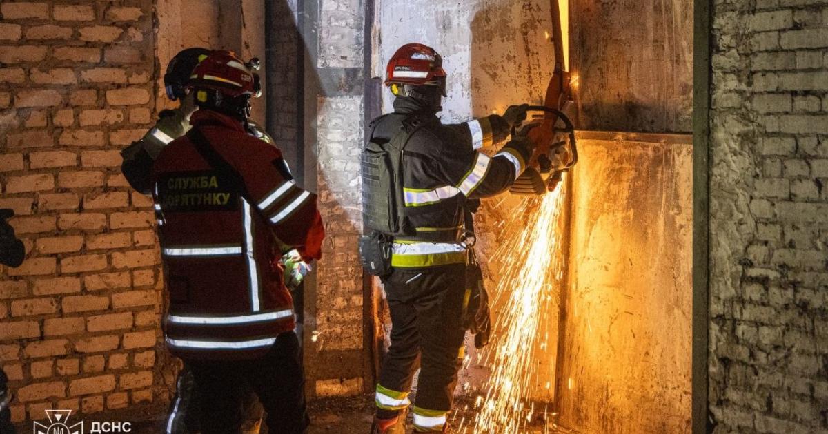 Під Харковом згорів великий склад — опубліковано шокуючі фото