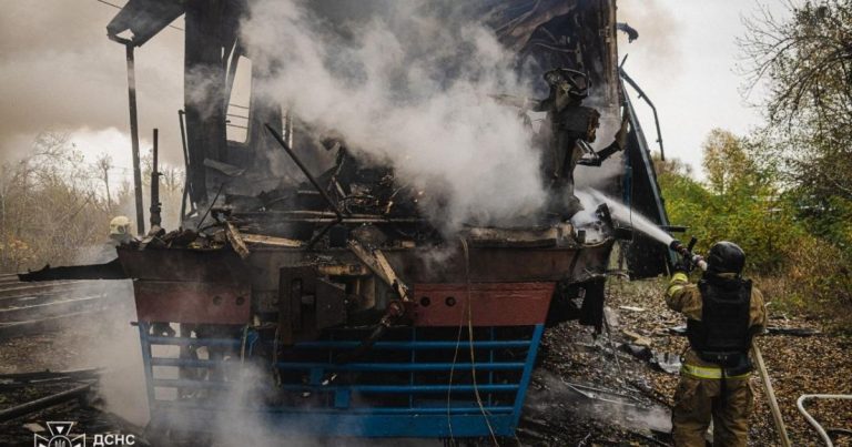 Російські війська атакували приміський електропоїзд у Харкові