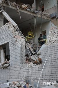 Руйнування багатоповерхового житлового будинку в Ізюмі через обстріл російських військ