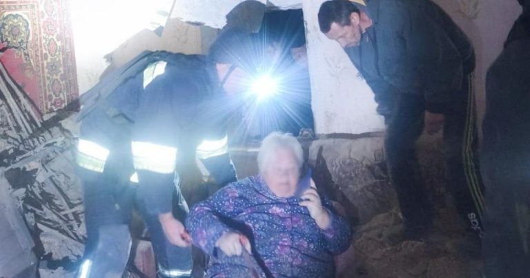 Рятувальна операція на Харківщині: з-під завалів будинку витягли жінку