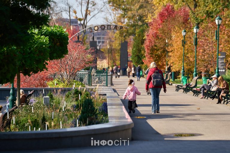 Світлини: у Харкові розгортається насичена палітра золотої пори