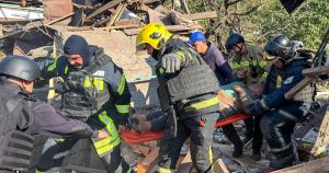 У Чугуєві з-під завалів зруйнованого будинку витягли жінку