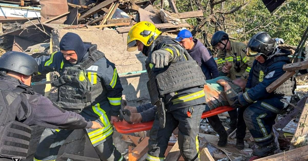 У Чугуєві з-під завалів зруйнованого будинку витягли жінку