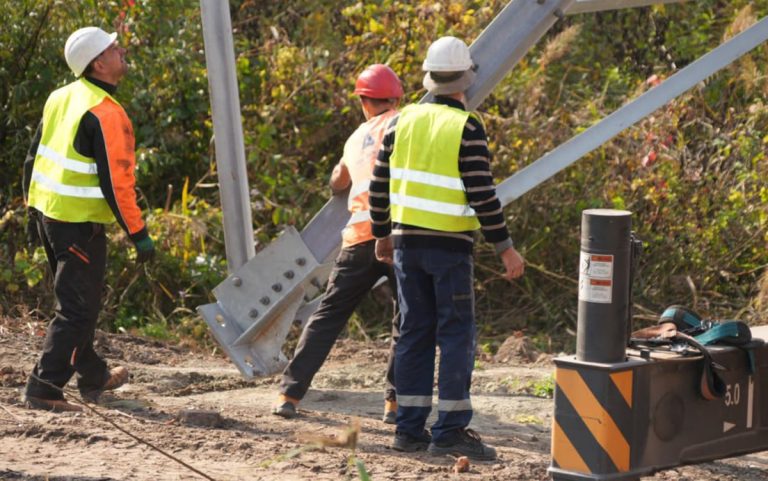 У Харківській області проводять оновлення двох надземних електропроводів