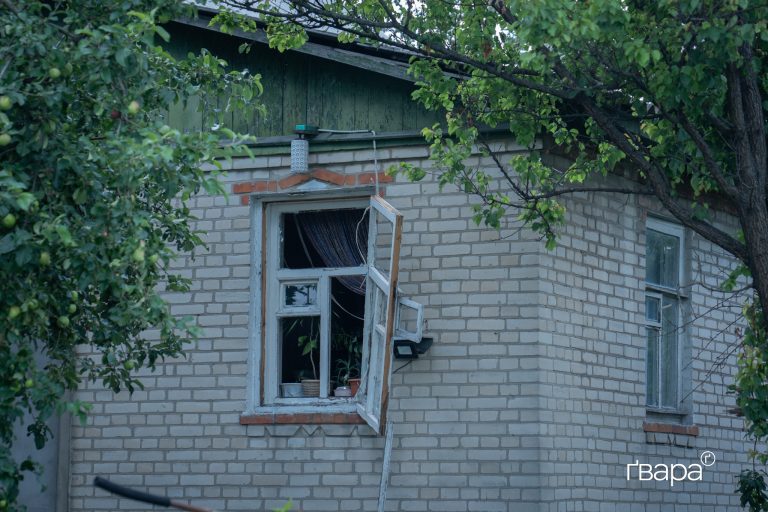 У Харківській області російські загарбники вчинили удар по Шевченковому — поранено пенсіонера
