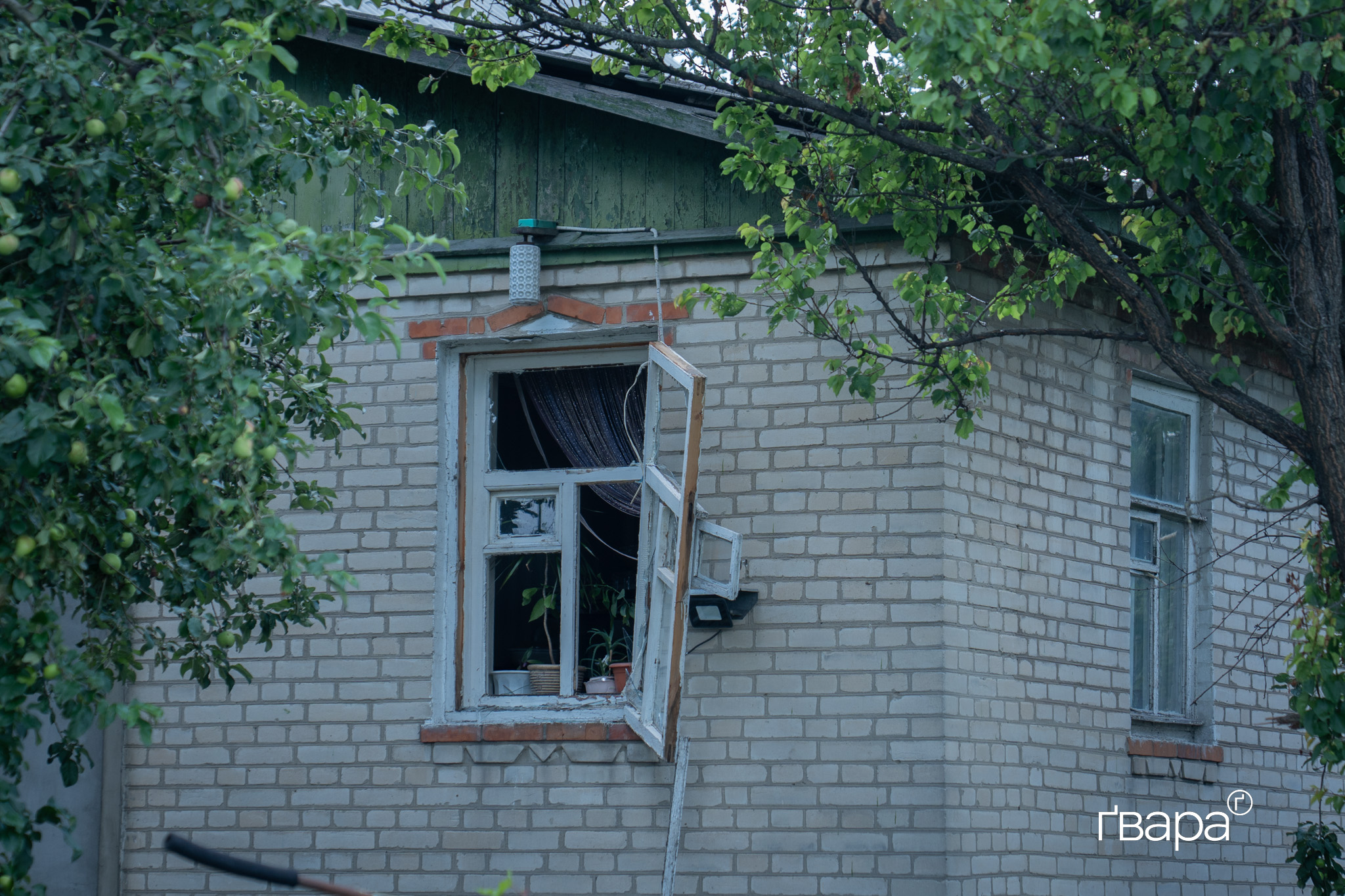 У Харківській області російські загарбники вчинили удар по Шевченковому — поранено пенсіонера