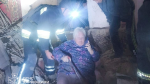 У Харківській області рятувальники ДСНС витягли з-під завалів жінку