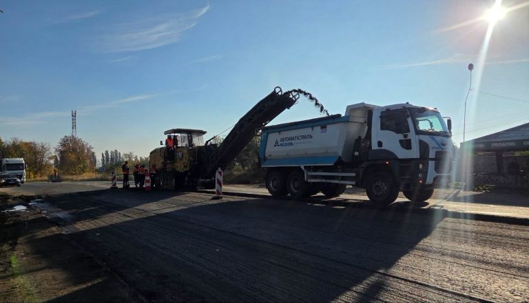 У Харківській області відновлюють відрізок дороги М-03 біля Валків