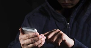 У Харкові чоловік, скориставшись чужим телефоном, привласнив 80 тисяч гривень