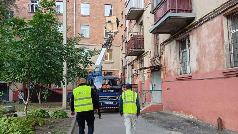 У Харкові комунальні служби вже дві доби ліквідовують наслідки ударів — повідомляє «Інфосіті»